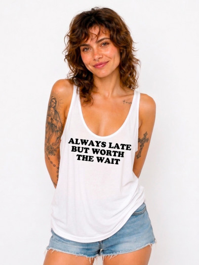 Débardeur en coton blanc imprimé avec le message "Always late but worth the wait"