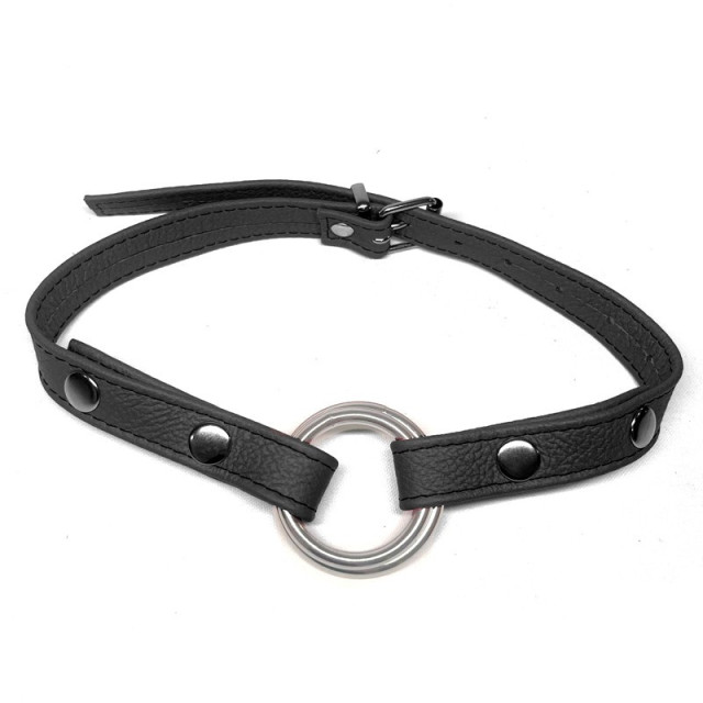 Bâillon en cuir souple noir avec 2 anneaux amovibles en acier argenté. Taille unique, il s'ajuste en tour de tête.