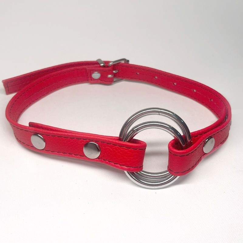 Bâillon en cuir souple rouge avec anneaux en acier argenté