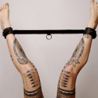 Barre de contrainte en cuir noir avec anneau en acier argenté