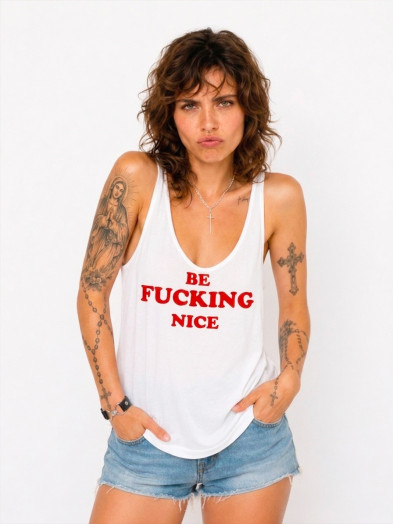 Débardeur en coton avec message imprimé rouge sur blanc "Be Fucking Nice"