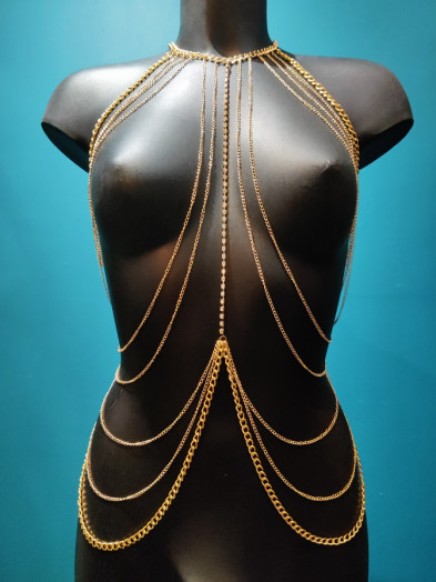 Bijou de buste qui habille le corps de chaînes fines argentées et de strass blanc. Taille unique et ajustable, il est fait pour sublimer tous les corps.