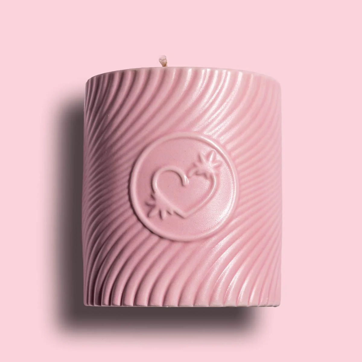 Avec cette bougie de massage aux enivrants parfums de fraise et de champagne de chez HighOnLove, profitez d&#039;une expérience de massage unique