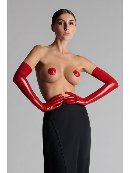 Caches bouts de seins en cuir vernis rouge de la marque de lingerie française Maison Close.