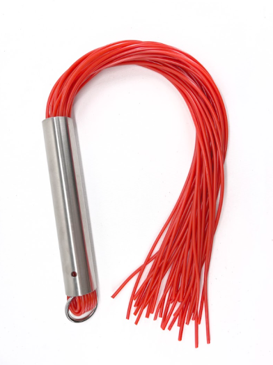 Un martinet en PCV et manche en acier pour des punitions aussi douces que piquantes.