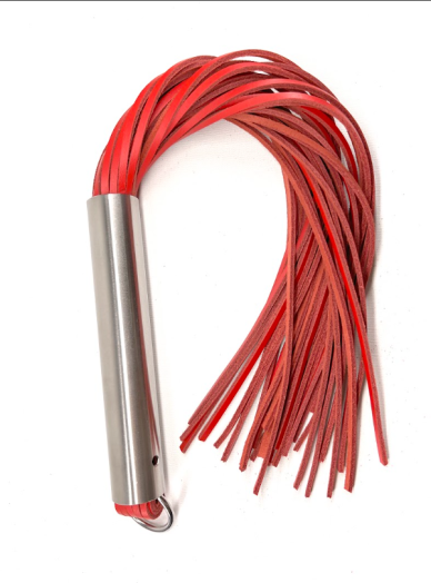 Un martinet en cuir épais rouge avec son manche en acier pour des punitions  piquantes.