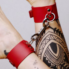 Chevillères en cuir rouge avec anneau en acier argenté