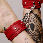 Chevillères en cuir molletonné rouge et attaches argentées