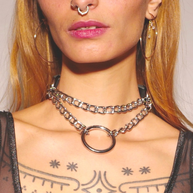 Collier fetish en cuir et chaîne qui peut servir à s'étrangler. Décliné en deux tailles, il convient à tous les corps.