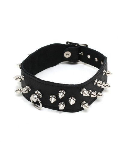 Collier en cuir véritable, souple, avec pics en acier argentés et anneau d'attache sur l'avant.