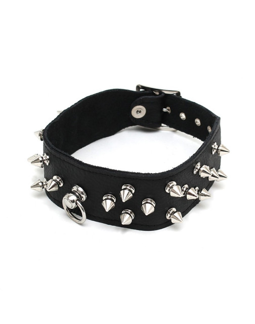 Collier en cuir véritable, souple, avec pics en acier argentés et anneau d'attache sur l'avant.