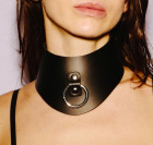 Choker effet minerve en cuir noir et anneau en acier argenté