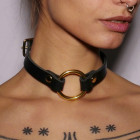 Choker O-ring en cuir noir avec anneau en acier doré