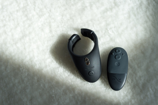 Cockring vibrant qui s'adapte à la majorité des tailles de pénis grâce à sa rallonge et qui s'utilise avec sa télécommande ou l'application téléphone