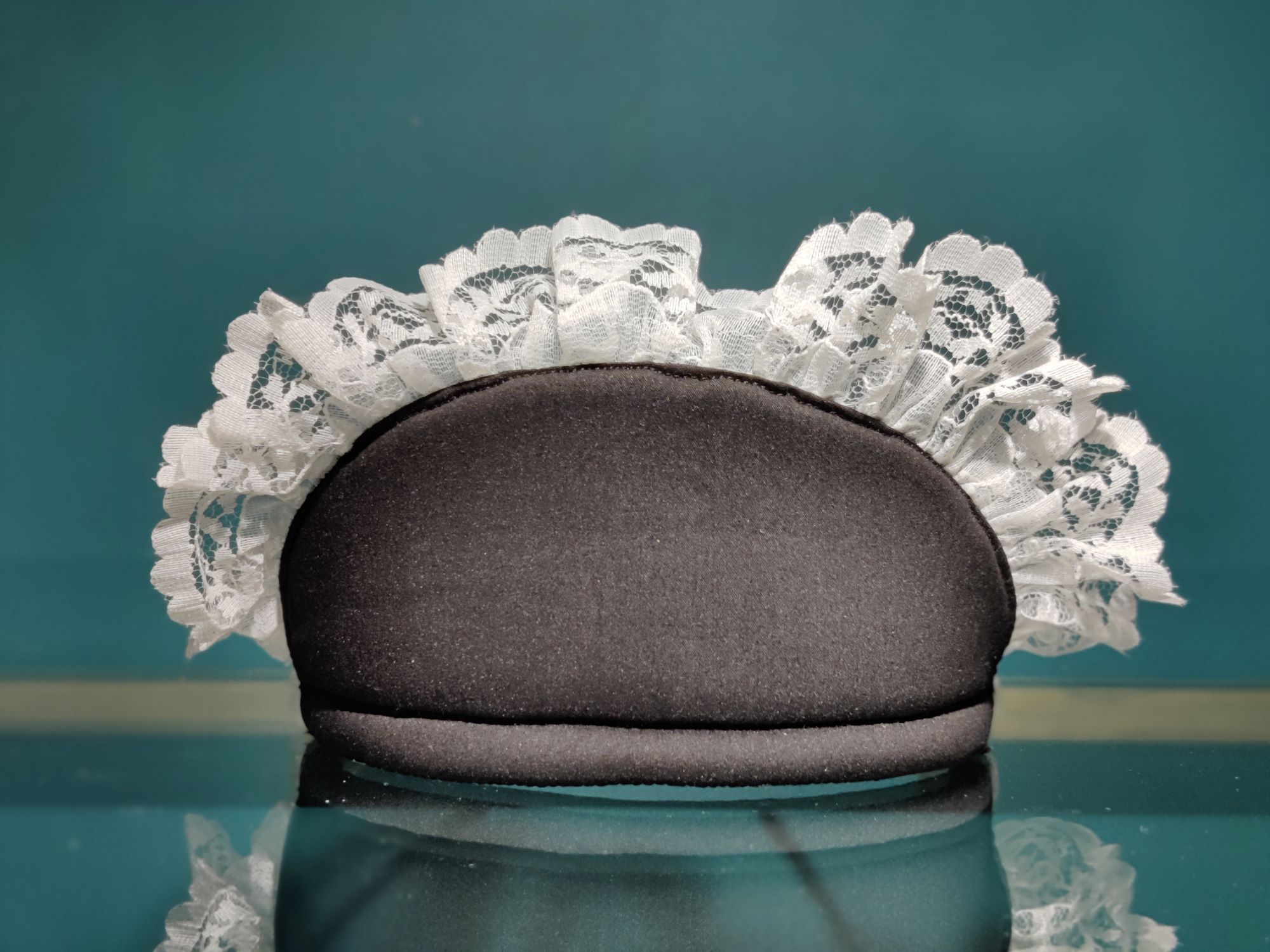 Coiffe de soubrette en coton et dentelle