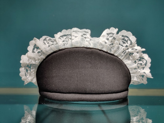 Coiffe de soubrette sur serre-tête en coton noir et dentelle blanche. Cet accessoire a été fabriqué à la main en France.