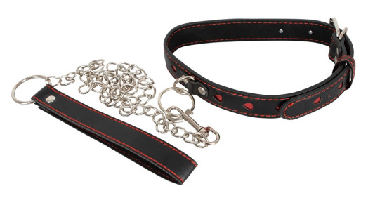 Collier de soumission en similicuir avec motifs de cœurs rouges. Sa laisse en acier est détachable grâce à son mousqueton.