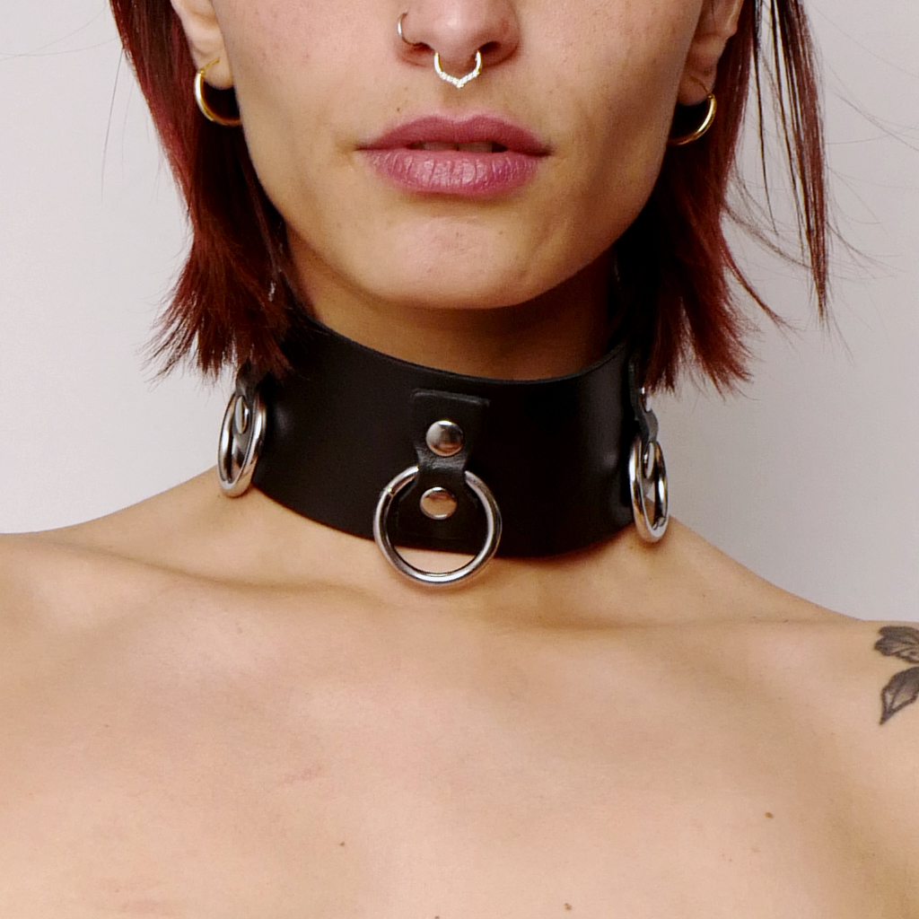 Choker en cuir noir avec 3 anneaux en acier argenté