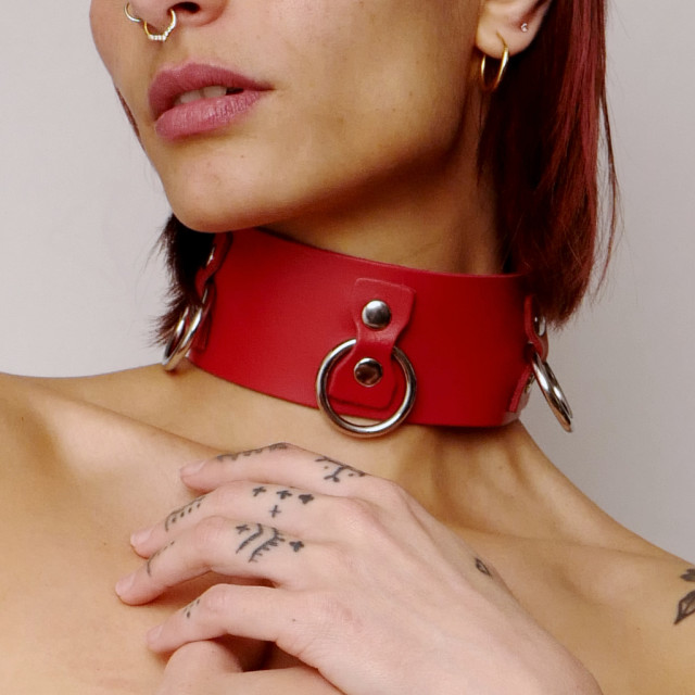Choker en cuir rouge avec trois anneaux en acier pour contraindre de différentes façons.
