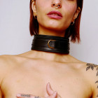 Choker en cuir molletonné et attaches dorées