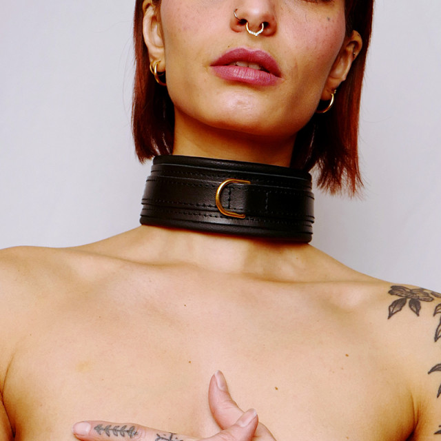 Choker en cuir molletonné noir avec attache en acier argenté qui peut se porter comme bijou de corps ou accessoire BDSM