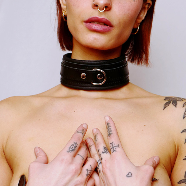 Choker en cuir molletonné noir avec attache en acier argenté qui peut se porter comme bijou de corps ou accessoire BDSM