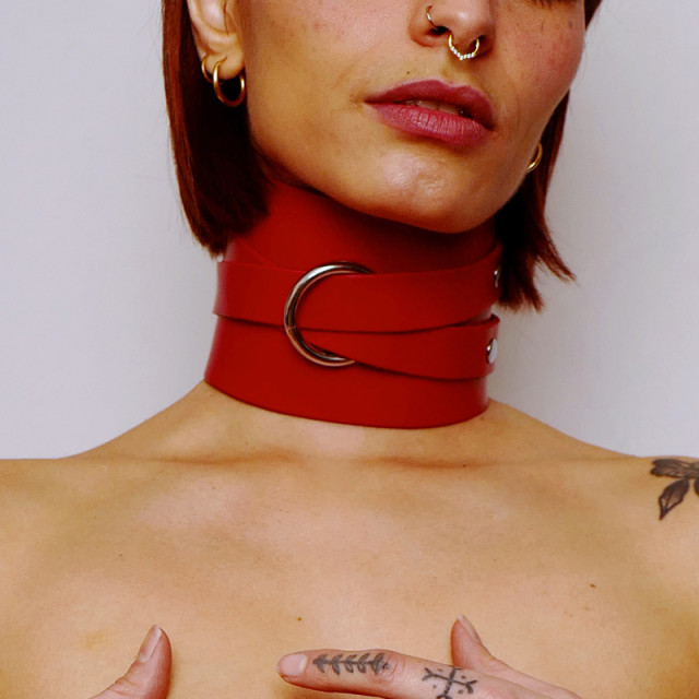 Collier effet minerve qui étreint le cou sur toute sa hauteur en cuir rouge avec anneau d'attache en acier argenté