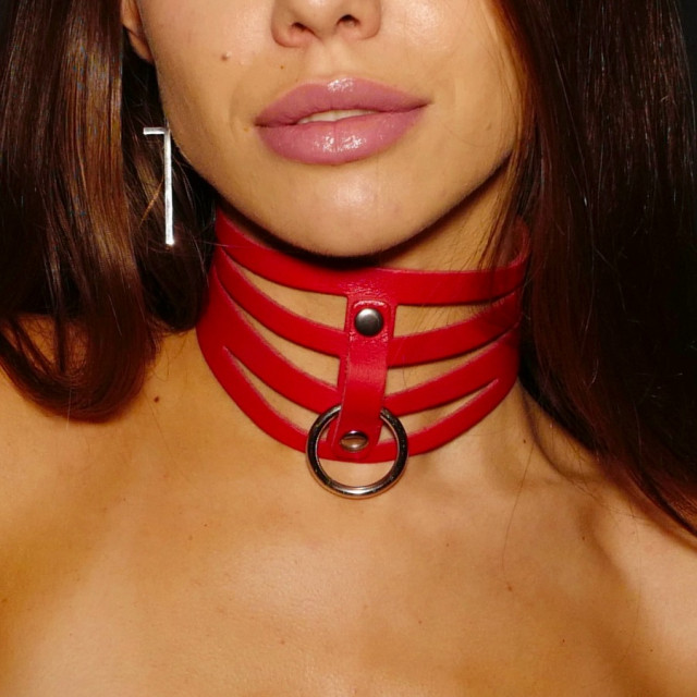 Choker en cuir découpé rouge avec anneau d'attache en acier argenté