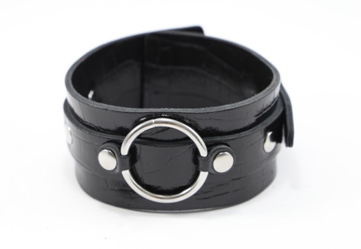 Choker large en cuir effet croco noir, idéal pour les jeux de soumission, à la fois robuste et sophistiqué.