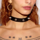 Collier fin en cuir noir avec clous en acier argenté