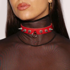 Collier fin en cuir rouge avec clous en acier argenté et anneau