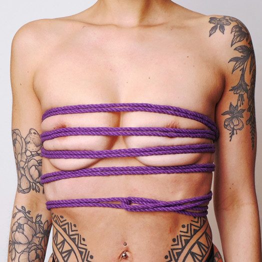 Corde en fibre de chanvre 100% naturel pour la pratique du bondage ou du Shibari. Cette corde est teinte en violet.