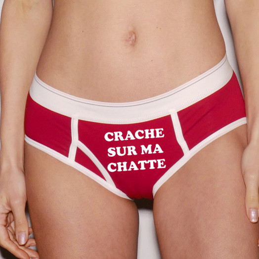 Culotte en coton avec message provocant imprimé blanc sur rouge. Coupe garçonne, à la fois sexy et confortable.
