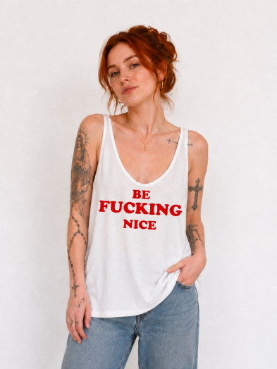 Débardeur en coton avec message imprimé rouge sur blanc "Be Fucking Nice"