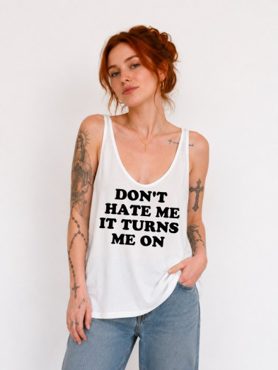 Débardeur en coton avec le message imprimé noir sur blanc "Don't hate me it turns me on"