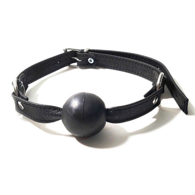 Gag-ball en cuir noir souple et boule en latex noir