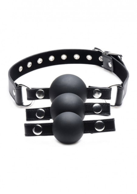 Un gag-ball avec des lanières en simili cuir. Les boules de ce gag-ball sont en silicone, solidement fixées à l'aide d'une attache en acier.