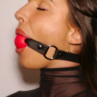 Gag-ball en cuir souple noir avec boule en latex rouge ø 4cm