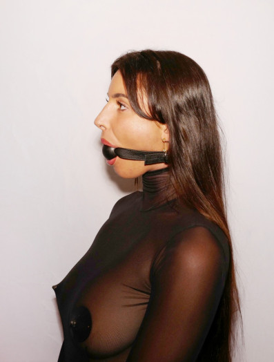 Gag-ball pour jeux de contrainte en cuir souple noir avec boule en latex noir d'un diamètre de 4cm environ.