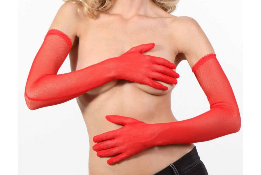 Gants longs en résille rouge qui laisse entrevoir la peau en transparence et sublime toutes les parures