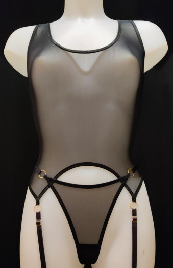 Guêpière porte-jarretelles faite main en résille transparente vue de face portée avec le string assorti