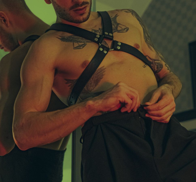 Harnais de buste masculin en cuir épais avec détails cloutés en acier argenté