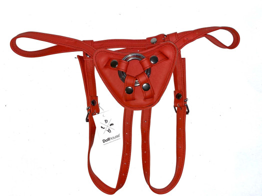 Harnais pour gode-ceinture en cuir souple rouge qui permet de pénétrer un ou une partenaire avec un dildo sans avoir à le tenir avec ses mains