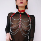 Harnais de poitrine en cuir rouge et chaînes