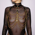 Harnais de poitrine en cuir noir et chaînes dorées