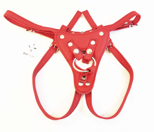 Harnais pour gode-ceinture en cuir souple rouge, avec lanières ajustables en taille grâce à des boucles et muni de 3 anneaux en acier de tailles différentes