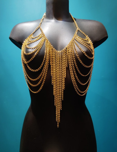 Bijou de poitrine en chaînes larges dorées avec franges qui tombent sur l'entre-seins. Taille unique et ajustable, il est fait pour convenir à tous les corps.