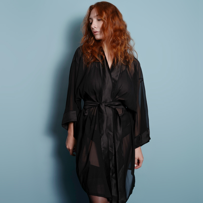 Kimono court en mousseline de soie transparente. Son col, ses bordures de manches et sa ceinture sont en soie opaque.
