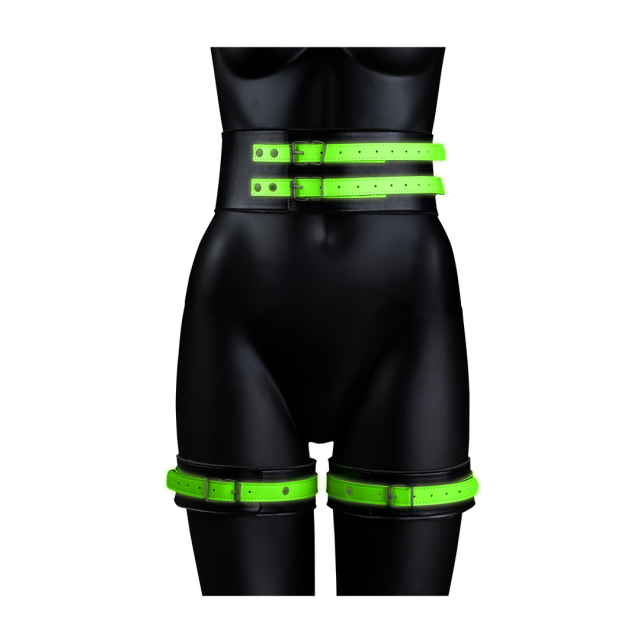 Kit de contrainte en similicuir avec des bandes phosphorescentes. Il accessoirise les tenues et convient aux jeux BDSM.