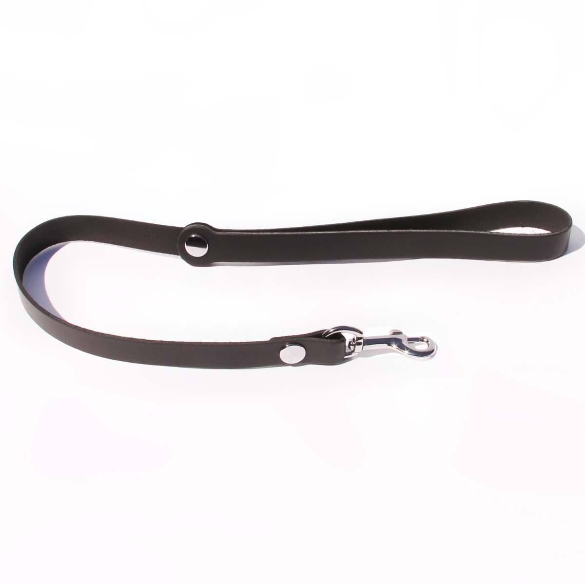 Laisse courte en cuir doux noir et mousqueton en acier argenté. Elle mesure 55cm au total. 